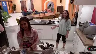 Caro Heredia y Mar Lara platicando en la cocina de La Academia