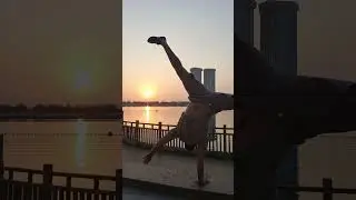 استمتع بمنظر مزبوووطة #توازن #ترند #reels #viral #handblance #acrobate #sunrise #sunsit #workout
