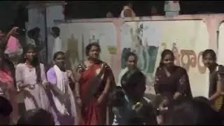 భక్తితో నృత్యాలు చేస్తూ ఉత్సవమూర్తులను కొండపై నుండి గ్రామంలోకి స్వాగతం పలుకుతున్న మహిళలు🚩🚩🚩