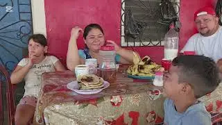 La Cristina nos preparo un rico desayuno y miren quien nos vino a visitar 😍😍😍