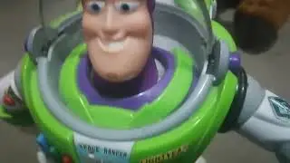 Buzz lightyear defendiendo el tr&aacute;iler de toy story 5