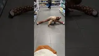 Yeah You Go Girl |Spagaat Onder Het Shoppen.Kun Jij Dit Ook? Laat Het Weten 👇 #viral #split #shorts