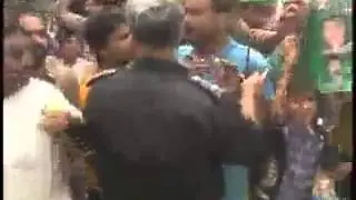 Footage of PMLN workers clash with PTI activists in Gujranwala