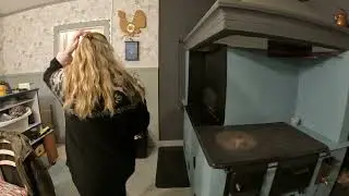 Pizzaa leivinuunissa ja kossuu allaskaapissa