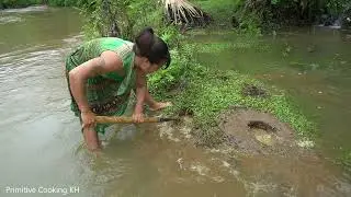Wild Fishing - Survival Fishing Dig Deep Mud Hole To Catch Big Fish - How To Bushcraft Alone