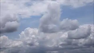 awan bergerak pelan.   (background video)