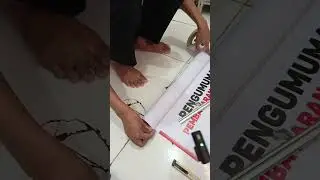 Bikin Roll Up Banner tapi semangat banget...🤩 #rollbanner #digitalprint #percetakanbandung #xbanner 