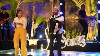 A Cantora Jô Souza adorando a Deus 
