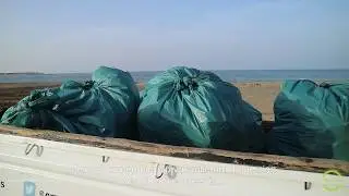Zee en strand in Egypte vervuild met plastic