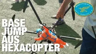 Modellfallschirmspringer springt aus Hexacopter