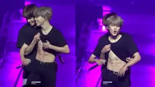 181003 Jungkook showing Jimin&rsquo;s abs AGAIN @ Love Yourself Tour in Chicago