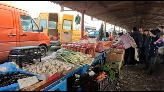 Besuch eines Wochenmarkts -Verkauf von Tieren, Obstbäume, Tierfutter, Gemüse, Obst, Kleidung etc.
