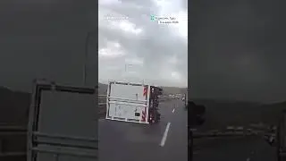 Мощный порыв ветра опрокинул грузовики на трассе в турецкой провинции Коджаэли