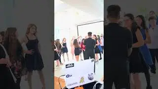 Ведущий показывает гостям, как танцевать линейный танец &laquo;Купидон Шаффл&raquo; на бат-мицве.