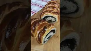Маковий рулет. Traditional Ukrainian poppy seed roll.Traditionelle ukrainische Mohnrolle