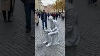 Living Statue,Steel rhythm, motion control, fearless art.