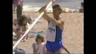 Scott Huffman (USA) jumping 5.85m at Beach Vault at Manhattan Beach