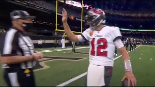 Tom Brady tries to high five a referee & gets rejected