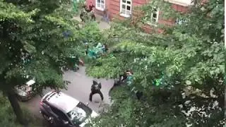 G20-Krawall: Polizisten stoppen Demonstranten