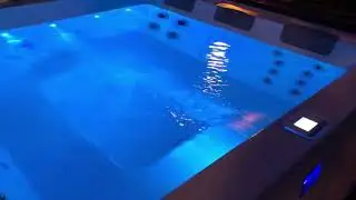 Infinitas Outdoor Whirlpool &bdquo;The Grand&ldquo; Design Spa with Infinitas Design / Puristischer Pool