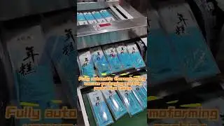 Fully automatic thermoforming vacuum packaging machine packs rice cakes.