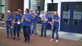 Optreden van het dweilorkest de Boljeiers bij aankomst Elftedenwandeltocht in Dokkum