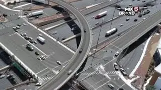 Чиновники празднуют завершение многолетнего проекта на шоссе I-15 возле Лас-Вегас-Стрип.