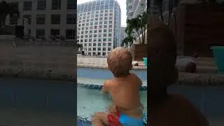 Малыш веселится под дождем в бассейне. Милое видео! #babykids #children #baby #kids
