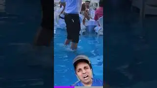 Вы бы пообедали в этом ресторане у бассейна?