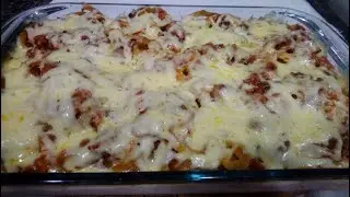 Macarrão ninho com calabresa ralada regado no queijo
