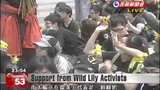 Past democracy activists turn out to support student demonstrators