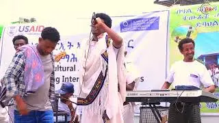 ድምፃዊ ዝናቡ ኣባድይ ኣመሓዳሪ ዞባ ደቡብ ኣይተ ሃፍቱ ኪሮስይ ኣብ መድርኽ ኣሸንዳ መኾኒ