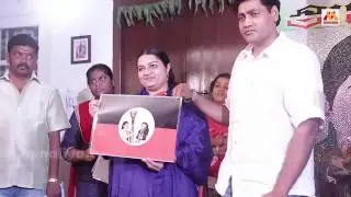 J.Deepa unveils new AIADMK logo | தனது கட்சியின் கொடியை அறிமுகப்படுத்தினார் |