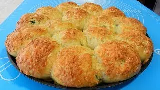 GARLIC DINNER ROLLS with SPINACH