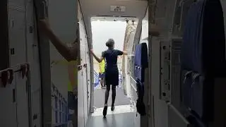 Closing of aircraft door✈️ #flightattendant #cabincrew #airport