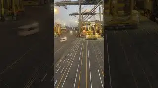 How containers are loaded to the vessel