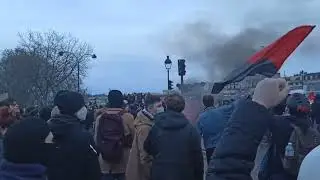 Народ у французского парламента поёт 