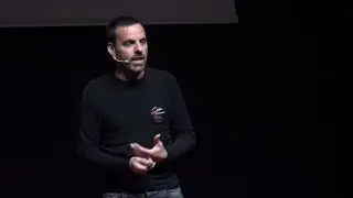 Amigos hablando con meg&aacute;fonos | Roc Massaguer | TEDxVitoriaGasteiz