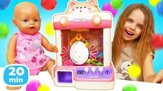 Maya y Lina juegan con una m&aacute;quina tragamonedas para atrapar juguetes.