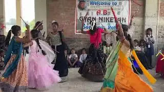 स्टेज पर नन्हा धमाल 🎭👶