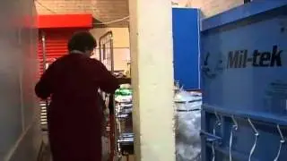 Druckluftbetriebene Mil-tek Ballenpresse in einem Supermarkt