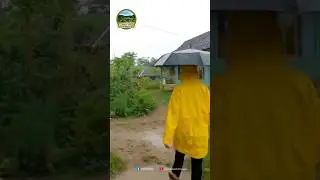 Musim hujan keluar rumah juga harus pakai payung bahkan double sama mantel biar ga dingin