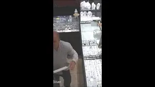 Thousands of dollars of gold chains stolen from Laval jewelry store