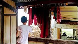 Kegiatan ibu rumah tangga di desa lipat kain dan goreng sukun