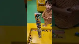 gran edificio hecho de lego