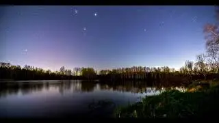 Serene Riverbank: Stars and Whispering Trees 静谧河边的星空与树影