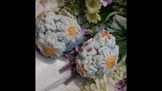 Huevos de pascua con flores de jab&oacute;n moldeable