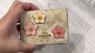 Coach MINI WALLET ON A CHAIN IN SIGNATURE CANVAS WITH FLORAL APPLIQUE