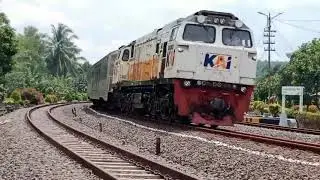 KERETA MELINTAS DI SETASIUN PERMULAAN TANJAKAN CURAM DAOP 2.