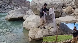Daily life of the Asuna family, Medina's husband, turns to fishing to ward off depression.